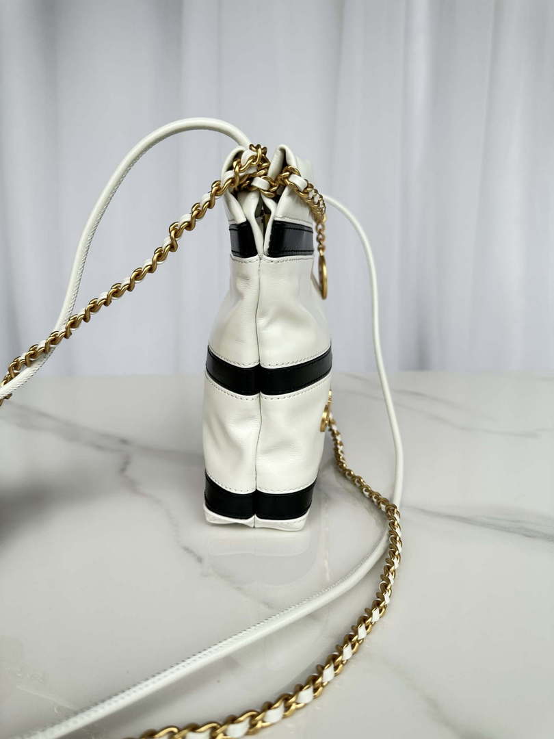 Sneakerhill - Shiny Calfskin Bag White & Black