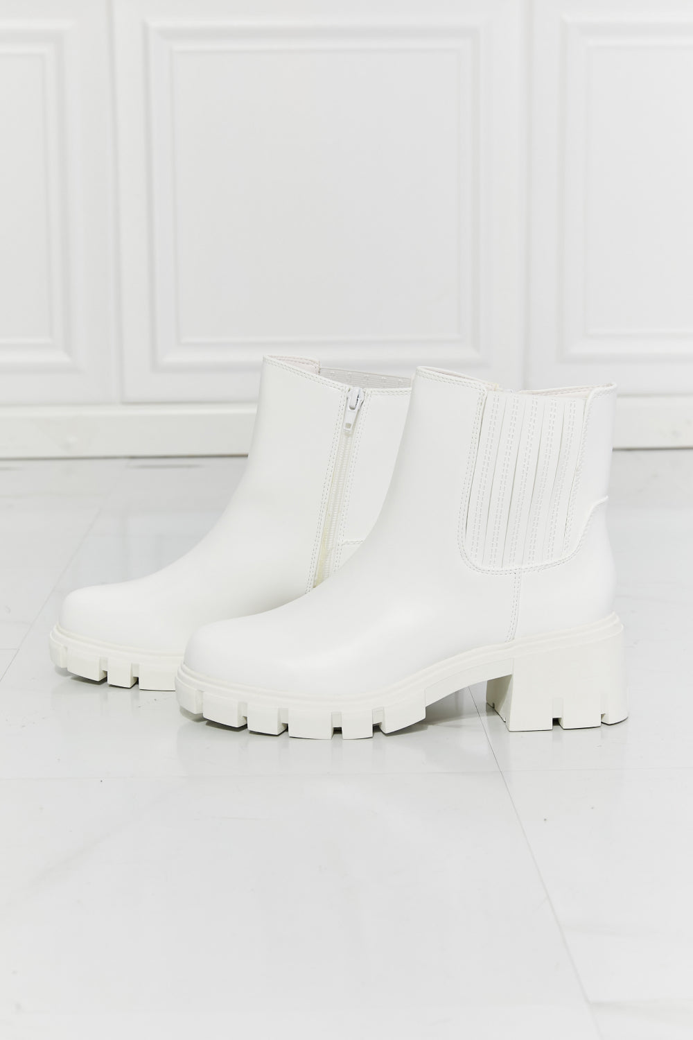 MMShoes What It Takes Lug Sole Chelsea Boots in White Trendsi